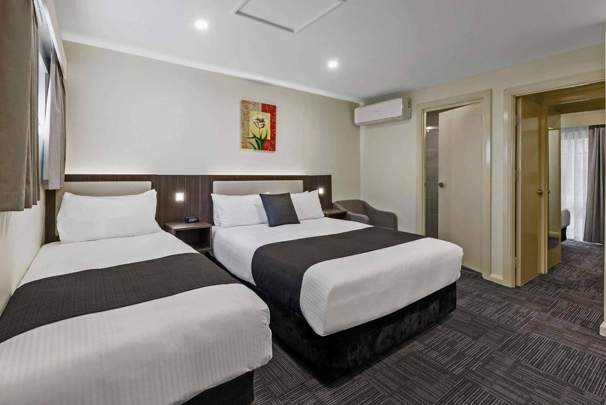 Quality Hotel Melbourne Airport Exterior photo